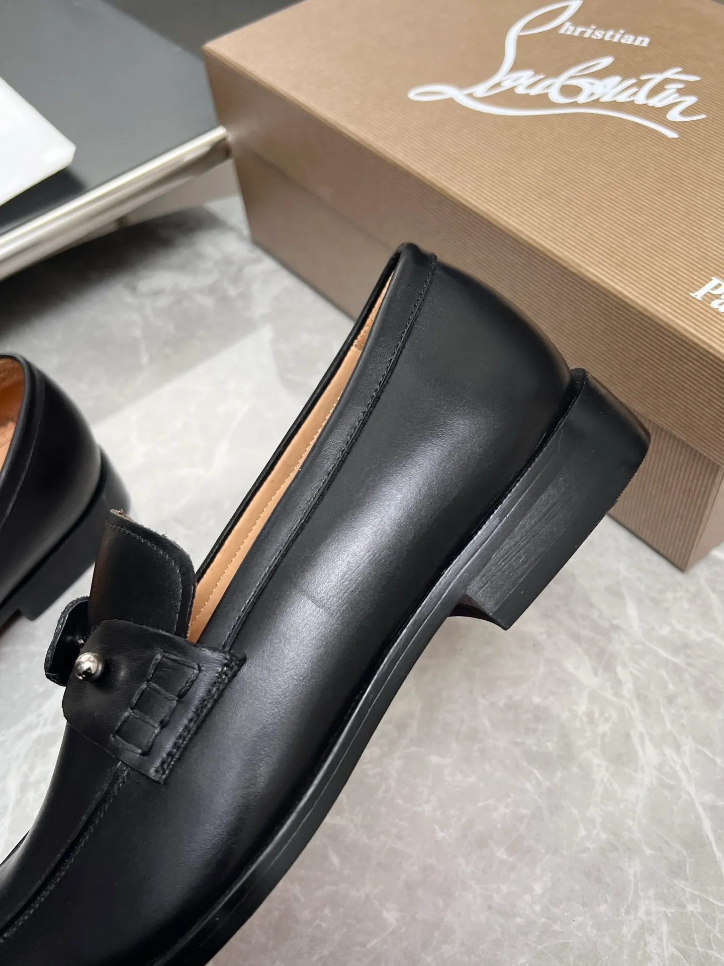 [CL red sole] Top P: 900💰 Number of yards: 39~44 (38.4546. Customized, non-refundable) CL new men's formal shoes Loaf leather shoes Christia* Loubouti* red sole shoes The red sole is luxurious and elegant, reshaping the style boundary of casual formal wear. It is extremely innovative in material selection, and creates a rich visual and tactile experience through the collision of different materials! Made of top-grade calfskin/glossy patent leather/spliced ​​technical fabric in contrasting colors. The upper is stitched by hand with fine and even stitching. It is based on the square-toe loafer shoe shape, with neat and elegant lines, which fits the toughness of men's wear. The upper is embellished with metal rivets, injecting individual details into classic loafers, breaking the mediocrity of casual shoes, and giving a concrete expression of "low-key luxury". From the original color/red cowhide lining inside the shoe to the instantly recognizable red sole, the "red sole" is not only the brand's visual identity, but also a "luxury codeword" when walking. The red sole exposed inadvertently conveys taste and identity instantly. From the innovative splicing of materials, to the personalized fusion of design, to the ingenious inheritance of craftsmanship, the Christian Louboutin men's loafer series is not only a pair of casual shoes, but also a "yuppie style" dressing weapon for men. Whether it is a casual business meeting or a casual look for daily travel, it can help you become a unique and stylish man in every occasion with its "red Loaf" attitude.